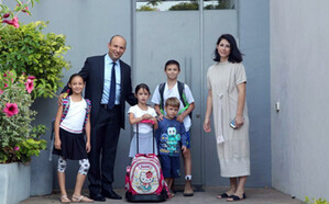 משפחת בנט חוזרת ללימודים (צילום: צילום: מירי שמעונוביץ)
