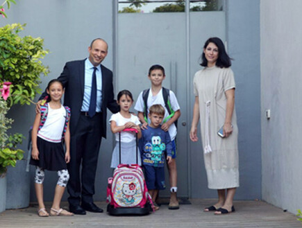משפחת בנט חוזרת ללימודים (צילום: צילום: מירי שמעונוביץ)