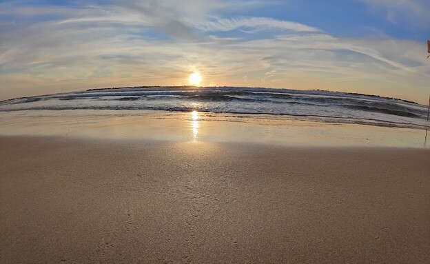 חוף ים בוואן פלוס 10 פרו (צילום: יונתן אפולט)