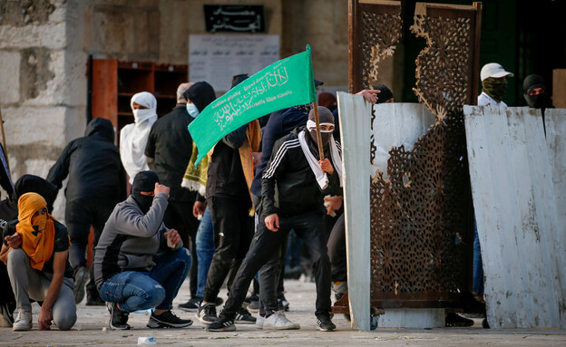 Palestinian demonstrators confront police on Temple Mount (Photo: Jamal Awad, Flash 90)