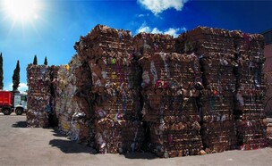 פסולת אריזות במפעל נגב אקולוגיה (צילום: נגב אקולוגיה)