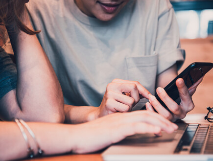 בני נוער במחשב אילוסטרציה (צילום: Shutterstock)