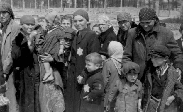 נשים וילדים במרחב תאי הגזים, מחכים מבלי דעת למותם מאי-יוני 1944 (צילום: יד ושם)
