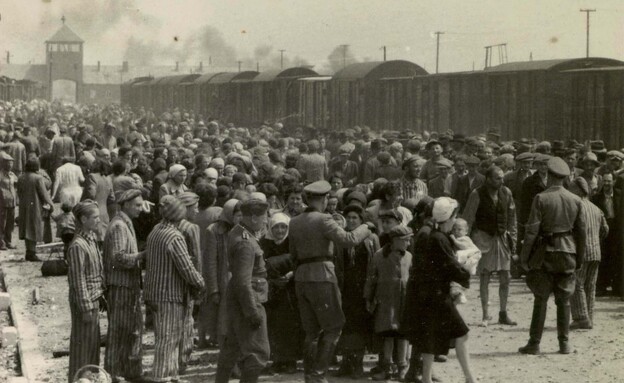 נשים גברים וילדים עוברים סלקציה בבירקנאו, . מאי-יוני 1944 (צילום: יד ושם)
