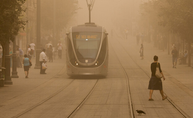 זיהום אוויר ואובך כבד בירושלים (צילום: יונתן סינדל, פלאש 90)