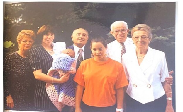 מימין לשמאל: סבא וסבתא ז״ל, הנכדה עדי, בעלה מרדכי ז״ל, הבת, הנכדה 