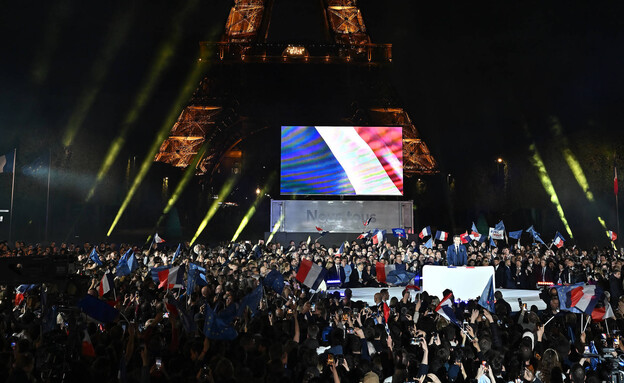 המונים בעצרת הניצחון בבחירות של נשיא צרפת מקרון (צילום: Jeff J Mitchell/Getty Images)