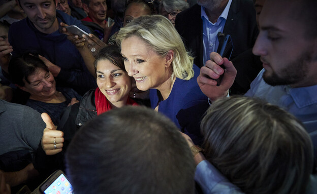 מארין לה פן עם תומכים לאחר ההפסד בבחירות בצרפת (צילום: Kiran Ridley/Getty Images)
