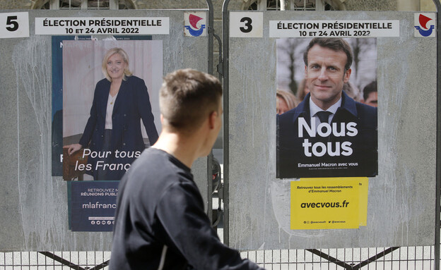 שלטים של מקרון ולה פן במהלך הבחירות בצרפת (צילום:  Chesnot/Getty Images)