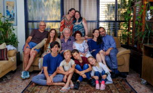 נעמי עם המשפחה - הבנות, הנכדים ובעלה ראובן ז״ל (צילום: ינאי רובחה)