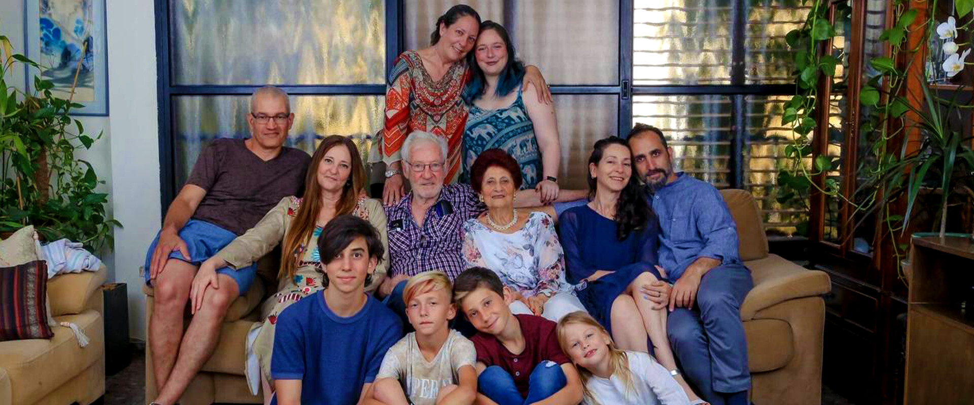 נעמי עם המשפחה - הבנות, הנכדים ובעלה ראובן ז״ל (צילום: ינאי רובחה)