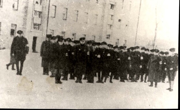המפקד האחרון של המשטרה היהודית בגטו, ליד הבלוקים הגדולים, 1944. (צילום: יד ושם)