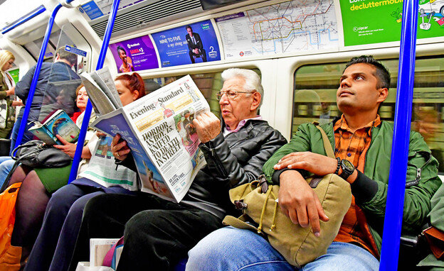 לונדון רכבת תחתית עיתון (צילום: Pack-Shot, shutterstock)