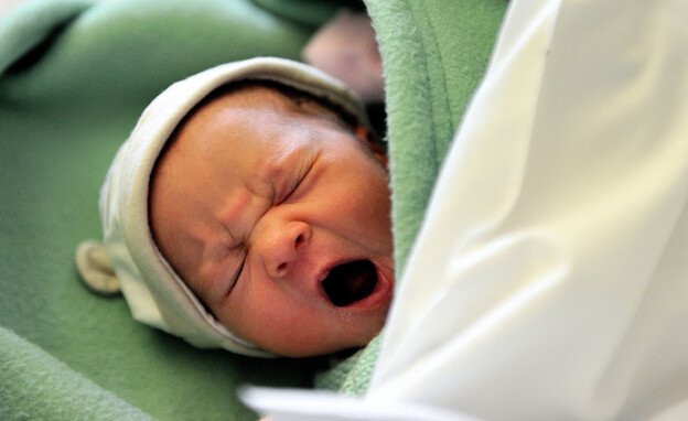 תינוק בוכה במחלקת יולדות בבית חולים בצרפת (צילום: PHILIPPE HUGUEN, AFP via Getty Images)