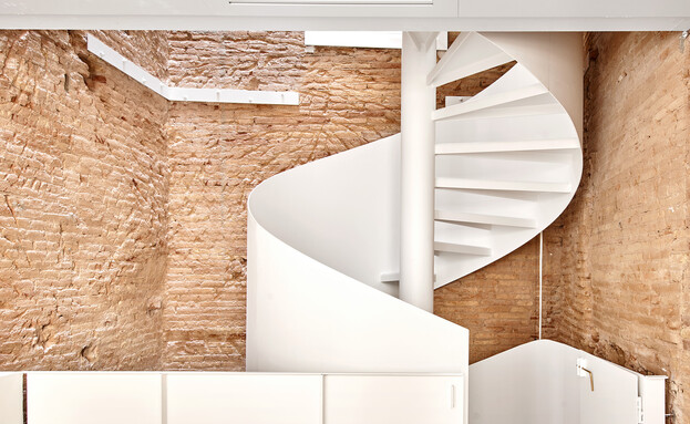 בית עם מדרגות לולייניות, ג - 8 (צילום: José Hevia)