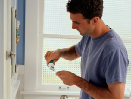 גבר מצחצח שיניים (צילום: אימג'בנק / Thinkstock)