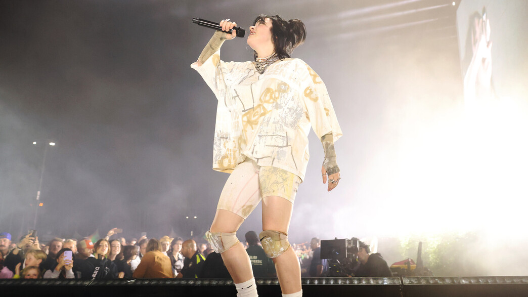 בילי אייליש מועדת בהופעה בפסטיבל קואצ'לה