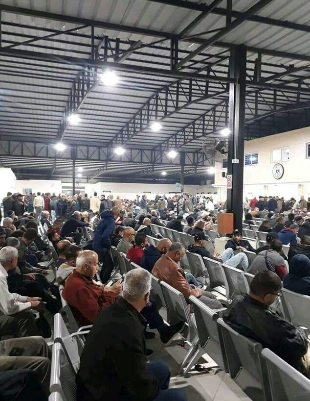 מאות עובדים פלסטינים ממתינים במעבר ארז