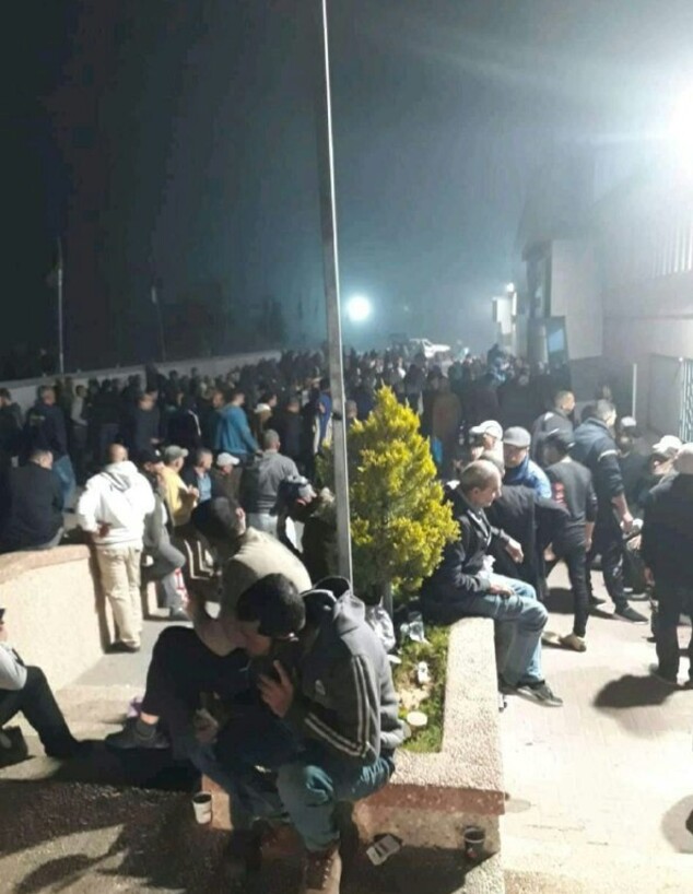 מאות עובדים ממתינים בכניסה למעבר ארז 