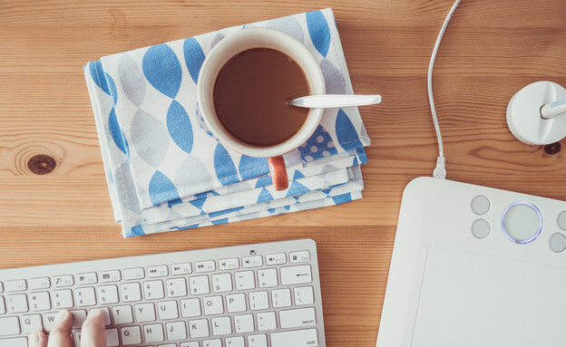 כוס קפה ומחשב (צילום: Rachata Teyparsit, ShutterStock)