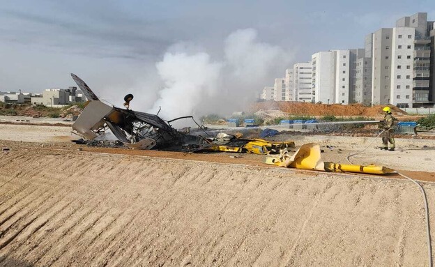 המטוס הקל שהתרסק בשדרות (צילום: כבאות והצלה מחוז דרום)