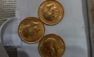 מטבעות הזהב שהוברחו מדובאי ונתפסו בנתב"ג (צילום: דוברות רשות המסים)