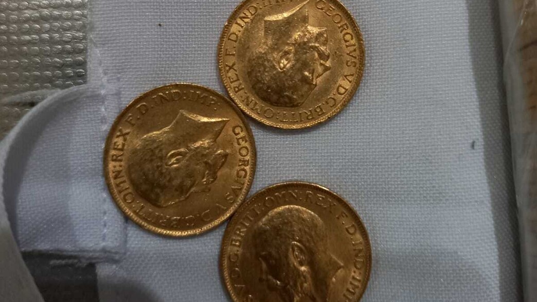 מטבעות הזהב שהוברחו מדובאי ונתפסו בנתב"ג (צילום: דוברות רשות המסים)