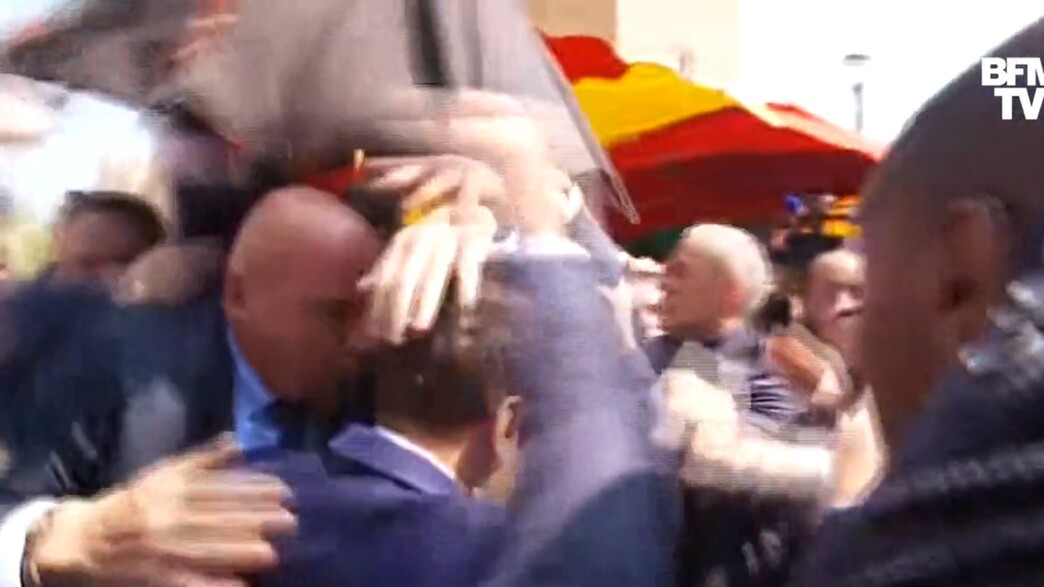 נשיא צרפת מקרון חוטף מטח עגבניות בשוק נשיא צרפת מקרון חוטף מטח עגבניות בשוק