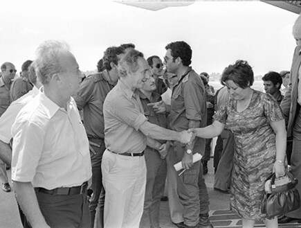 רבין ופרס מקבלים את החטופים מאנטבה (צילום: אורי הרצל צחיק, באדיבות ארכיון צה