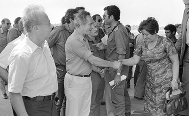 רבין ופרס מקבלים את החטופים מאנטבה (צילום: אורי הרצל צחיק, באדיבות ארכיון צה"ל במשרד הביטחון)