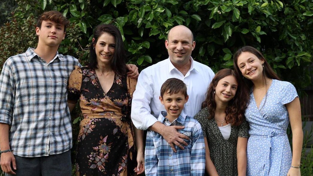 נפתלי בנט ומשפחתו בברכת חג פסח שמח
