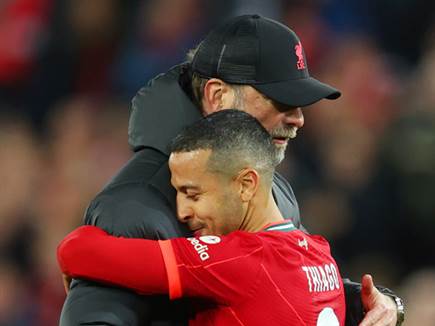 קלופ מחבק את המצטיין שלו (Getty)