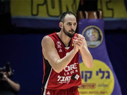 להט אצל האדומים. שמחון (עודד קרני, מנהלת הליגה)