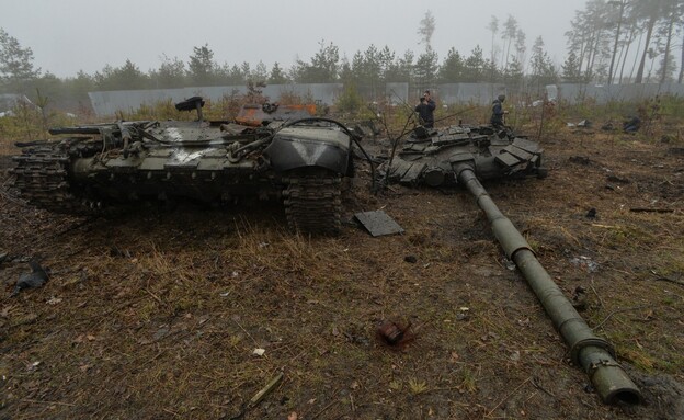 טנקים רוסיים שהושמדו בלחימה באוקראינה (צילום: רויטרס)