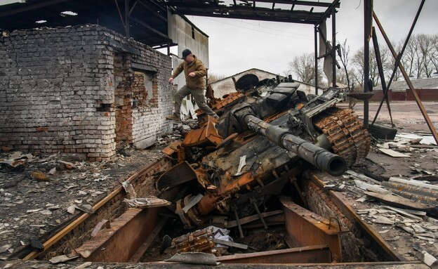 טנקים רוסיים שהושמדו בלחימה באוקראינה (צילום: רויטרס)