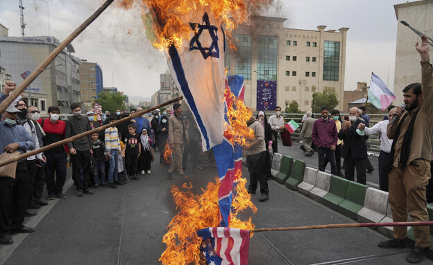 איראנים שורפים דגלי ישראל וארה"ב (צילום: ap)