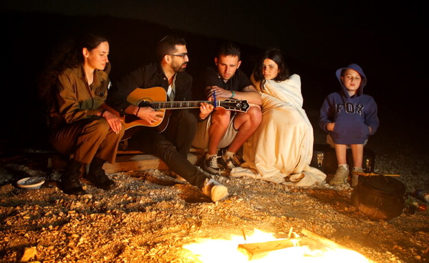 Hanan Ben Ari et les enfants de feu Dudi Zohar dans le feu de joie (Photo : News 12)