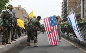 איראנים שורפים דגלי ישראל וארה"ב (צילום: reuters)
