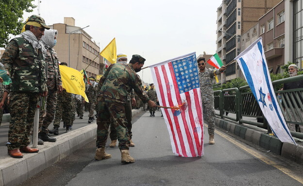 איראנים שורפים דגלי ישראל וארה"ב (צילום: reuters)
