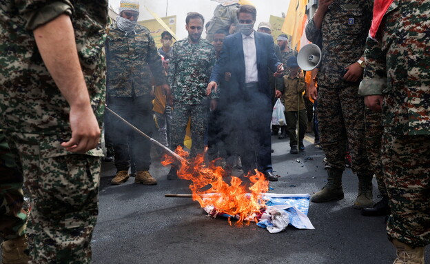 איראנים שורפים דגל ישראל  (צילום: reuters)
