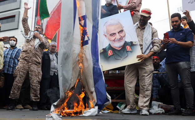 איראנים שורפים דגל ישראל  (צילום: reuters)
