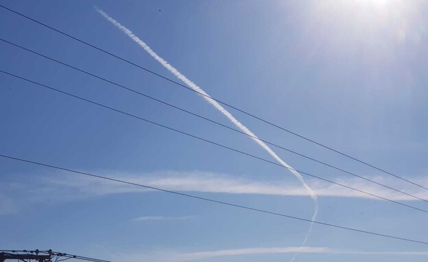 שובלי מטוסים בשמיים (צילום: ים לביא)