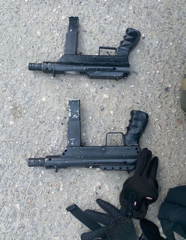 2 הנשקים שנתפסו אצל המחבלים (צילום: דוברות המשטרה)