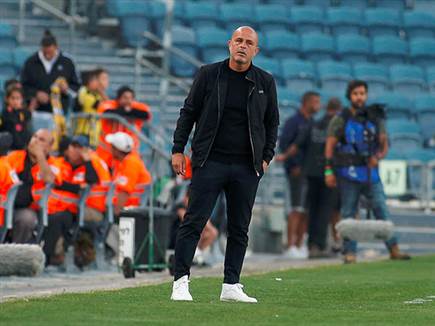 אבוקסיס עלה הערב כשהוא זקוק לנקודה (צילום: אלן שיבר)