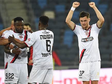 שחקני ירושלים חוגגים (ברני ארדוב)