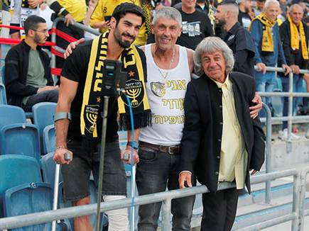 קריאף ראה את חבריו מחוץ לקווים (צילום: אלן שיבר)