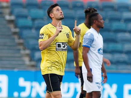 וגם את השער השני של לירן רוטמן (צילום: אלן שיבר)