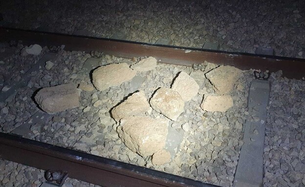 סלעים על מסילת רכבת (צילום: משטרת ישראל - רכבת ישראל)
