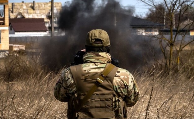 חייל על רקע פיצוץ באוקראינה, אפריל 2022 (צילום: FADEL SENNA/AFP/GettyImages)