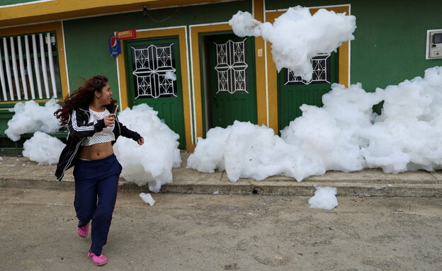 קצף רעיל בבוגוטה (צילום: Luisa Gonzalez, Reuters)
